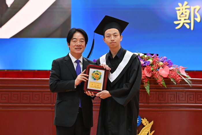 總統與畢業生鄭宇桓合影(境管組畢業成績第一名)