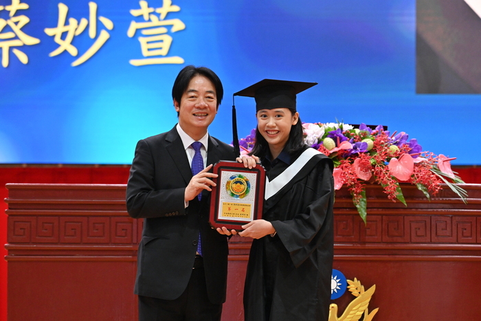 總統與畢業生蔡妙萱合影(移民組畢業成績第一名)