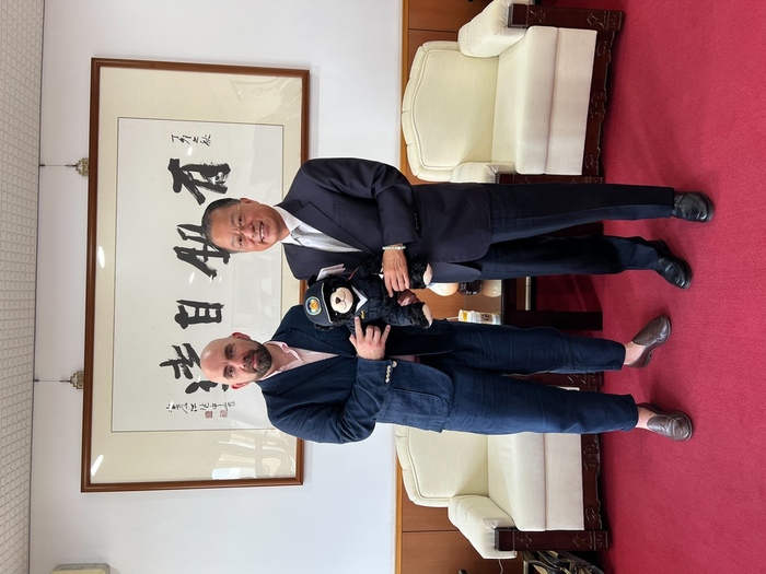 黃明昭校長接見 Crabtree 教授並致贈紀念品