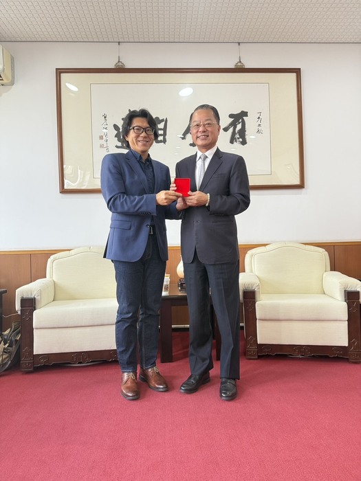黃明昭校長接見童涵浦教授並致贈紀念品
