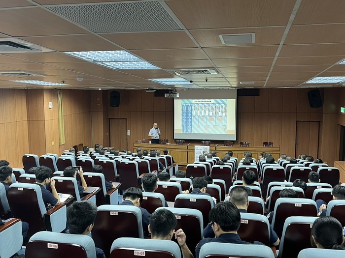 全體學生認真聆聽演講