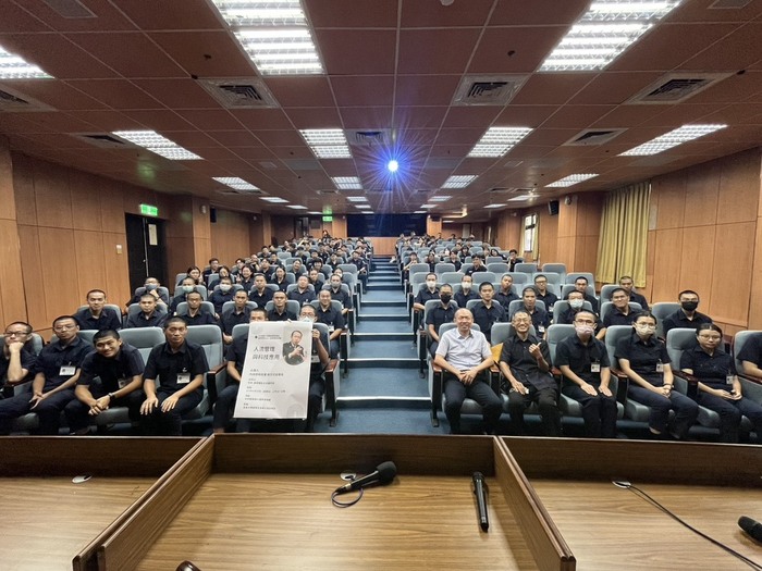 內政部移民署副署長謝文忠與全體師生合照