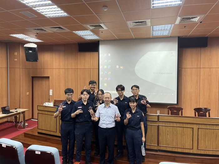 內政部移民署副署長謝文忠與在校三家學弟妹合照