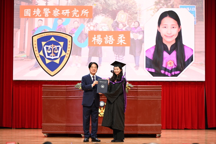 總統頒發畢業證書予本系碩士畢業生楊予柔同學合影