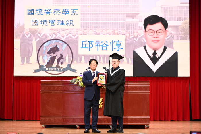 總統與畢業生邱裕惇合影(境管組畢業成績第一名)