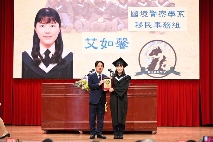總統與畢業生艾如馨合影(移民組畢業成績第一名)