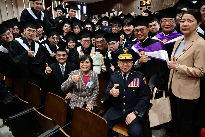 部長.移民署長.校長.主任及系上老師們與畢業生合影