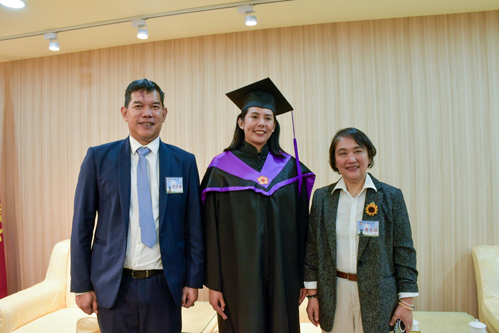 馬尼拉經濟文化辦事處葛若菲(Mrs. Cheloy E. Velicaria-Garafil) 主席兼駐臺代表及菲律賓海巡署伊巴拿滋(Mr. Edgar Lapaña Ybañez) 行政副署長與本系碩士畢業生佘如琳合影