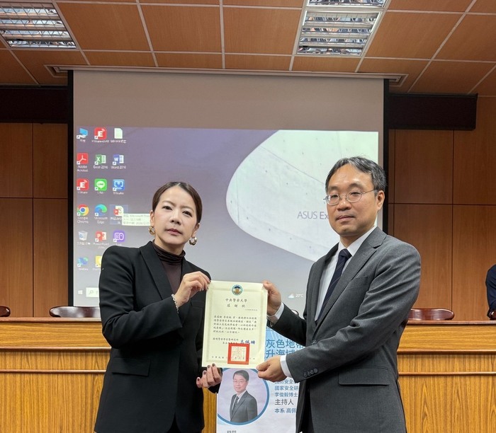 主任致贈感謝狀給李俊毅博士