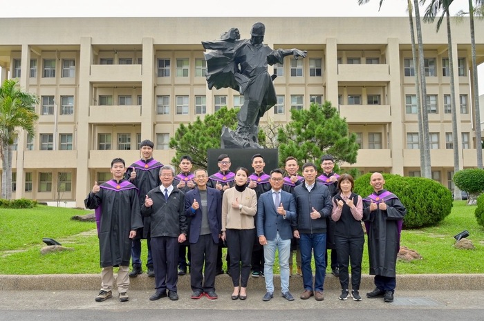 本系師長與113年班碩士班研究生合影留念