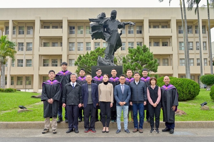 本系師長與113年班碩士班研究生合影留念