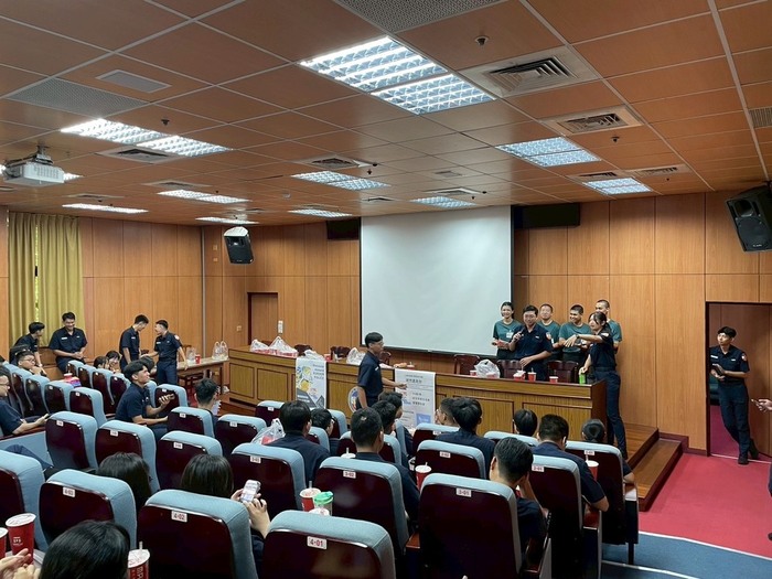 學長姐與新生學弟妹們進行團體活動