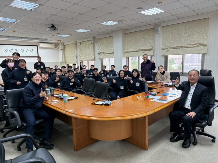 校長與畢業班師生合照