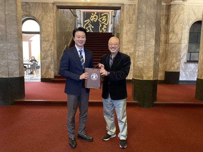 劉格倫處長與蔡震榮老師合影