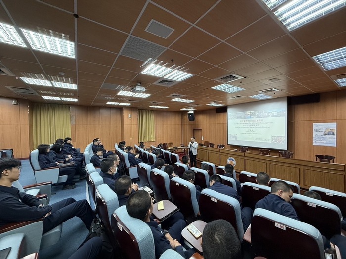 大一新生專心聆聽演講