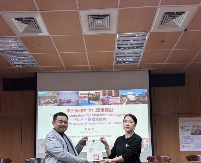 主任致贈感謝狀給柳嘉信教授