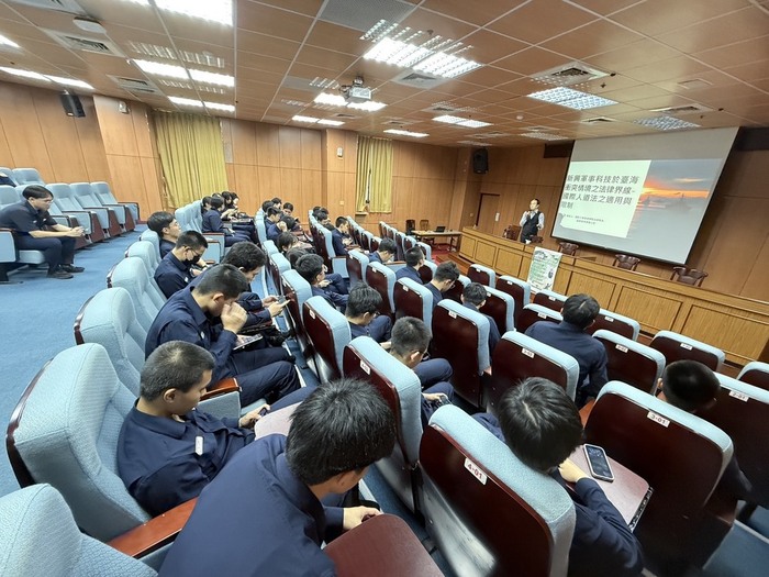 同學在台下聆聽演講